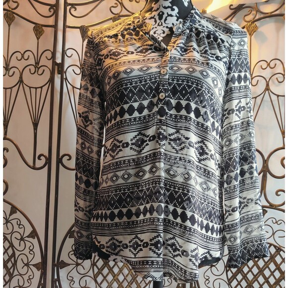 About A Girl Los Angeles Women Top Geometric Print Long Sleeve Blouse Size Small - Picture 1 of 11